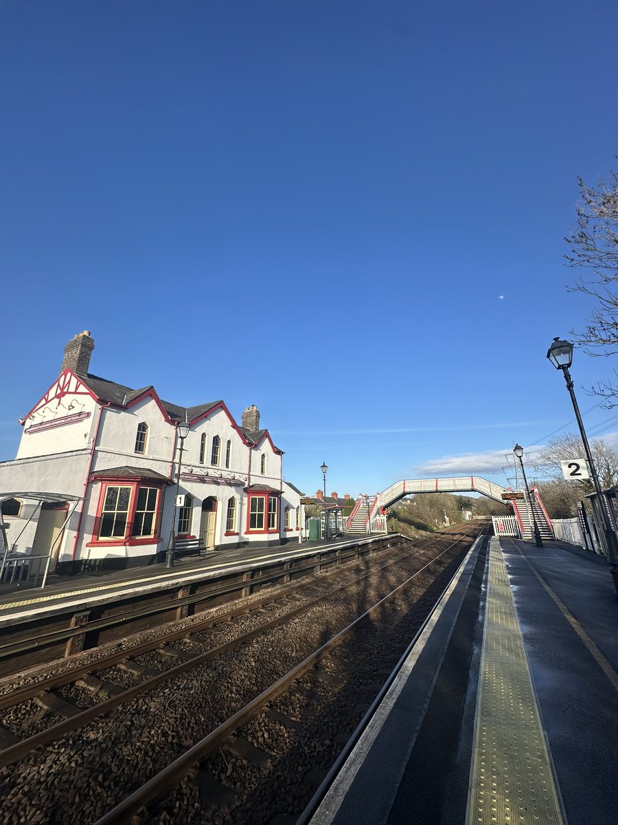 feetguideu's tweet photo. llanfairpwllgwyngyllgogerychwyrndrobwllllantysiliogogogoch
ヨーロッパで1番名前の長い町、駅名としては世界一。のどかな田舎、立ち寄ったはいいが特にやることなく適当にぶらぶら。27mの偉人の塔から見た景色は絶景そのもの。登るための数ポンドの出費に何も感じないのは旅行マジック。 https://t.co/rWMsKYX0dg