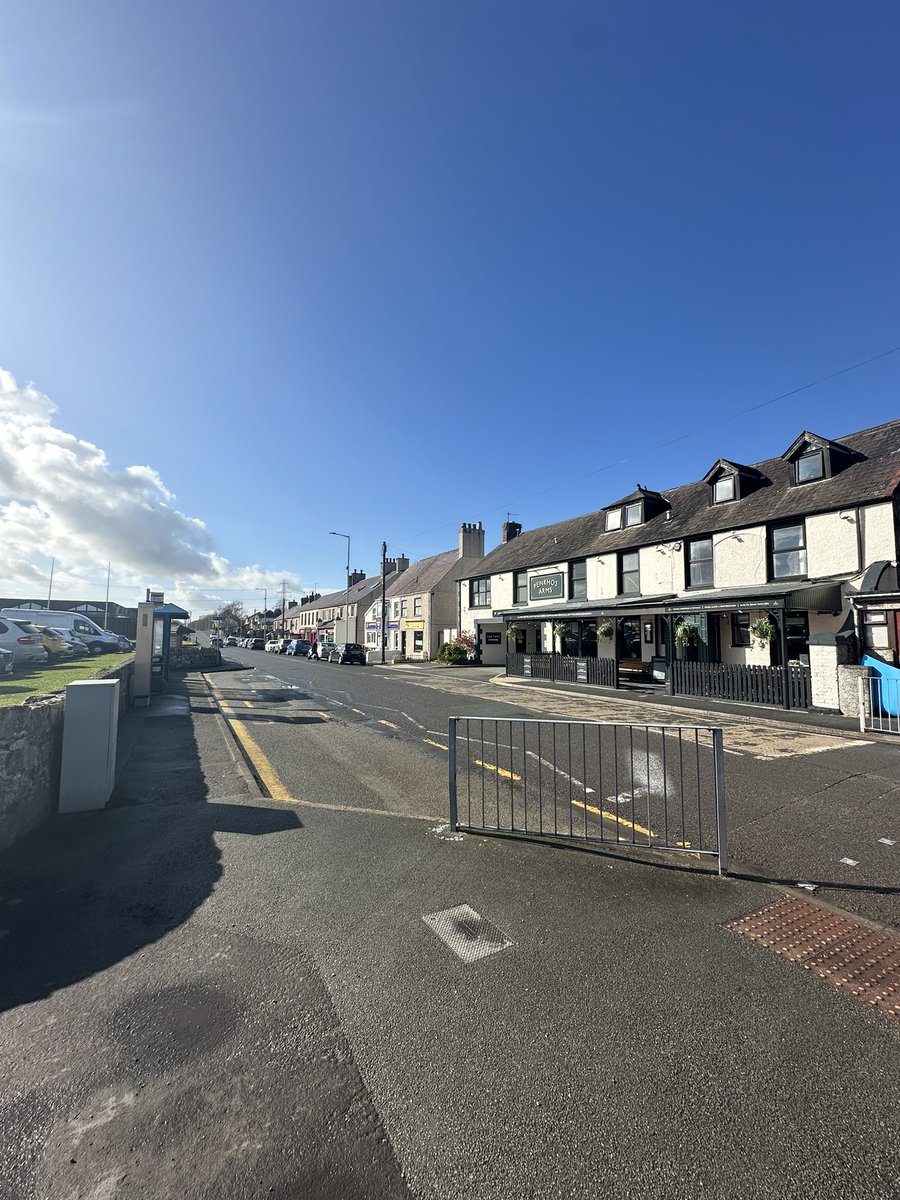 feetguideu's tweet photo. llanfairpwllgwyngyllgogerychwyrndrobwllllantysiliogogogoch
ヨーロッパで1番名前の長い町、駅名としては世界一。のどかな田舎、立ち寄ったはいいが特にやることなく適当にぶらぶら。27mの偉人の塔から見た景色は絶景そのもの。登るための数ポンドの出費に何も感じないのは旅行マジック。 https://t.co/rWMsKYX0dg