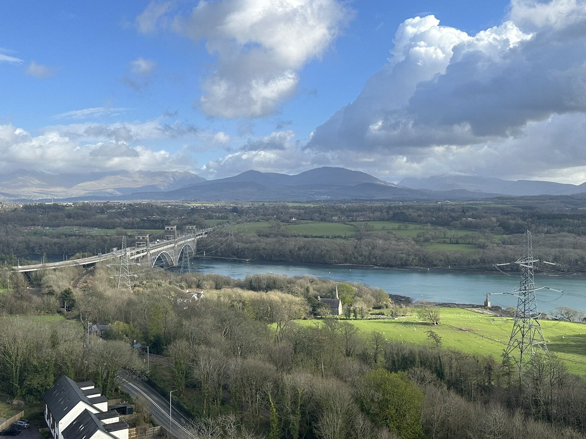 feetguideu's tweet photo. llanfairpwllgwyngyllgogerychwyrndrobwllllantysiliogogogoch
ヨーロッパで1番名前の長い町、駅名としては世界一。のどかな田舎、立ち寄ったはいいが特にやることなく適当にぶらぶら。27mの偉人の塔から見た景色は絶景そのもの。登るための数ポンドの出費に何も感じないのは旅行マジック。 https://t.co/rWMsKYX0dg