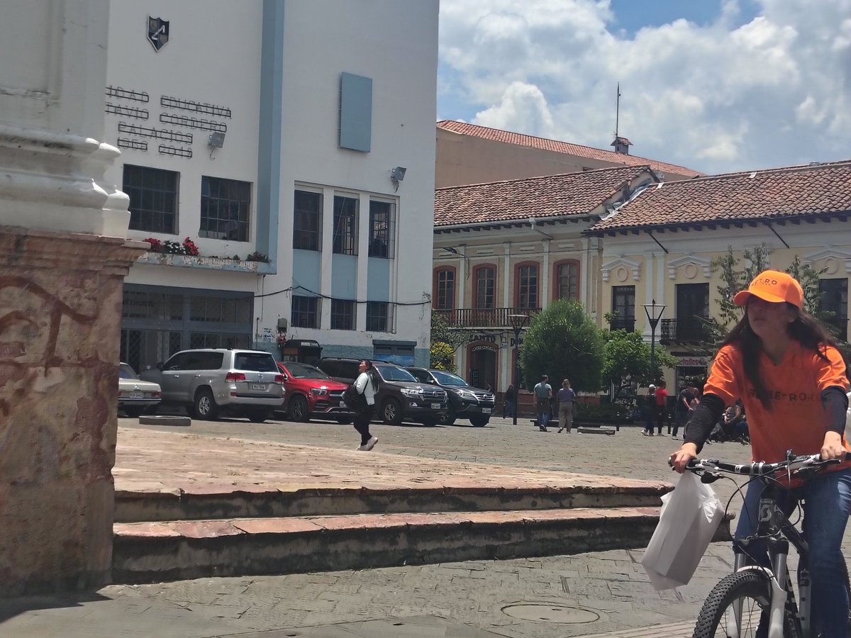 JimyAlvarez10's tweet photo. @jasmel_1 Todas las plazas son parqueaderos Pero parece q de ciertas personas no más.. https://t.co/xwleftrna1
