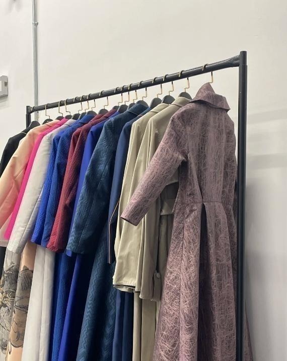 Jasmijn965's tweet photo. ⁨⁩ ⁨Today, immersed in fabrics and hues, each touch feels like conversing with next season's creations. ✨🧵⁩ https://t.co/GrD5Yzl386
