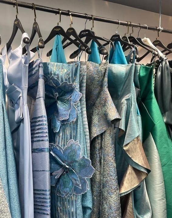 Jasmijn965's tweet photo. ⁨⁩ ⁨Today, immersed in fabrics and hues, each touch feels like conversing with next season's creations. ✨🧵⁩ https://t.co/GrD5Yzl386