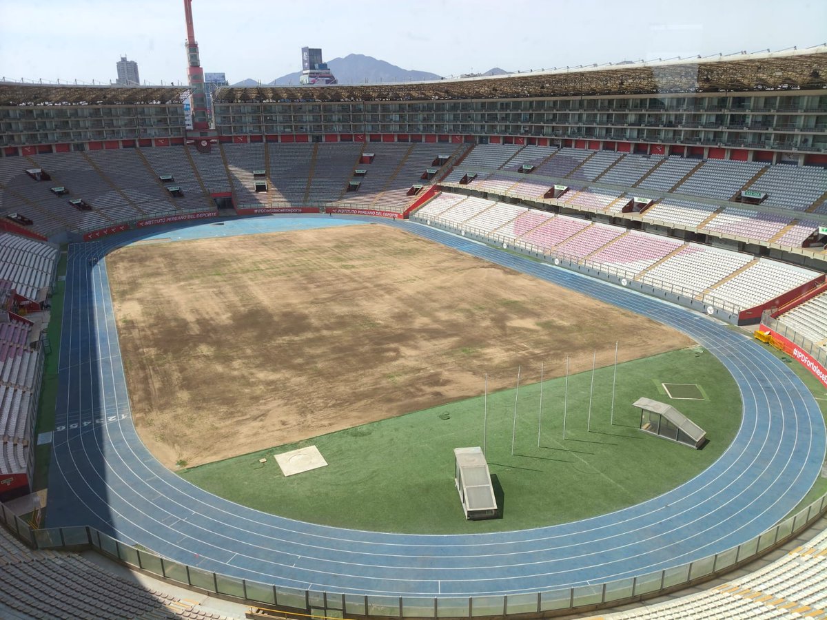 #desatretotal 
Asi lucia la cancha del estadio nacional, antes del concierto de ayer. Como lucirá ahora? Encima lo clausuran por temas administrativos. El @IPD no aguanta más. El deporte se merece mejores autoridades.