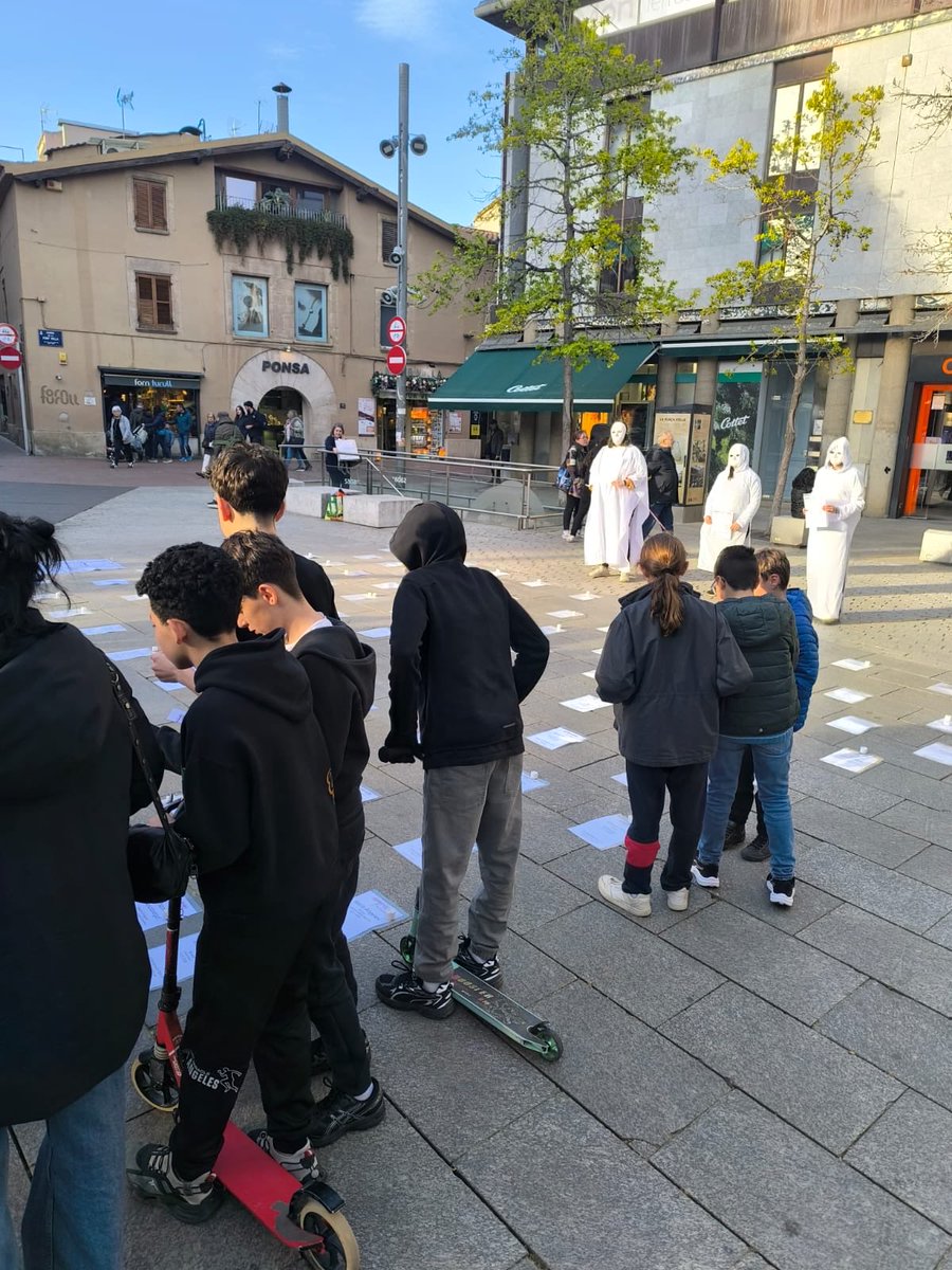 Pl_SomosEllas_'s tweet photo. El viernes 27 Somos Ellas Prou Feminicis realizó un homenaje en Terrasa a las mujeres y criaturas asesinadas por violencia machista en 2025 y 2026. Gracias a Radfem Terrassa, a Feministes de Catalunya y las mujeres de Terrassa que nos ayudaron a organizarlo.
Vivas nos queremos. https://t.co/m2X57KC37n