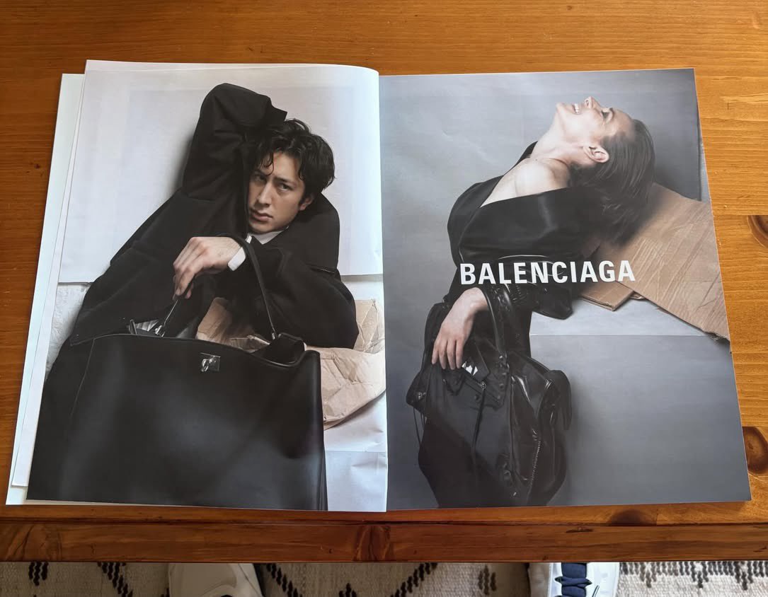 HudsonwilliamMX's tweet photo. Hudson Williams y la embajadora de marca, Winona Ryder, comparten una doble página en la última edición de The New York Times para la campaña “Heart and Body” de Balenciaga.

(katforshortny vía Threads).