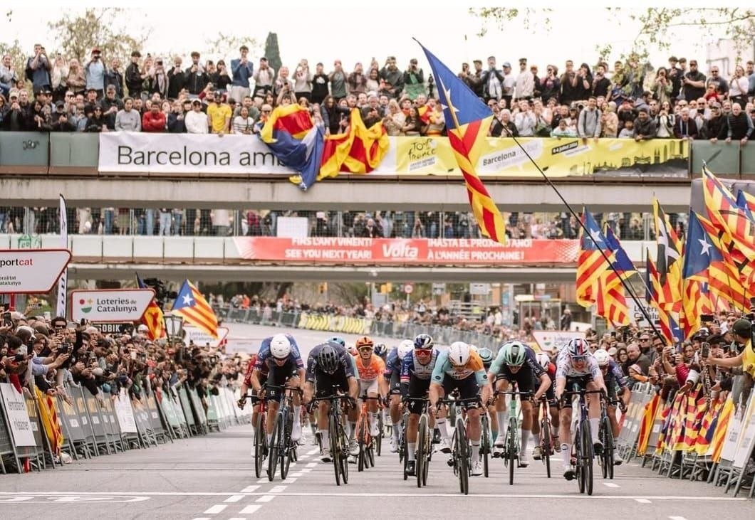Diverses persones de la Territorial de Sant Martí per la Independència han participat avui en la rebuda amb estelades de la nostra Volta ciclista a Catalunya. Imatge dels ciclistes a la meta envoltats d'estelades. Seguim !!!