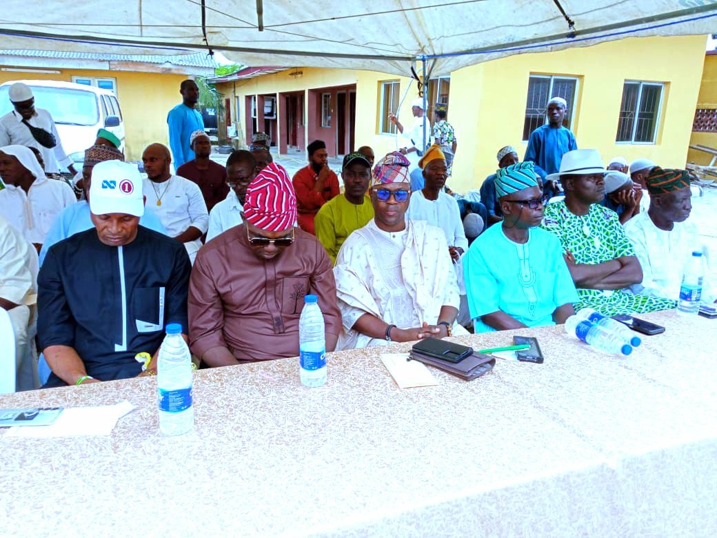 Olojede_25's tweet photo. 1/ Today at the Oriade Secretariat, I joined the League of Imams &amp; Alfas (Ijegun Egba/Ibasa) for their Post-Eid Annual Prayer. A powerful moment of reflection, gratitude, and communal bond. #RenewedHope #OriadeLCDA https://t.co/s2NcZU5KFe