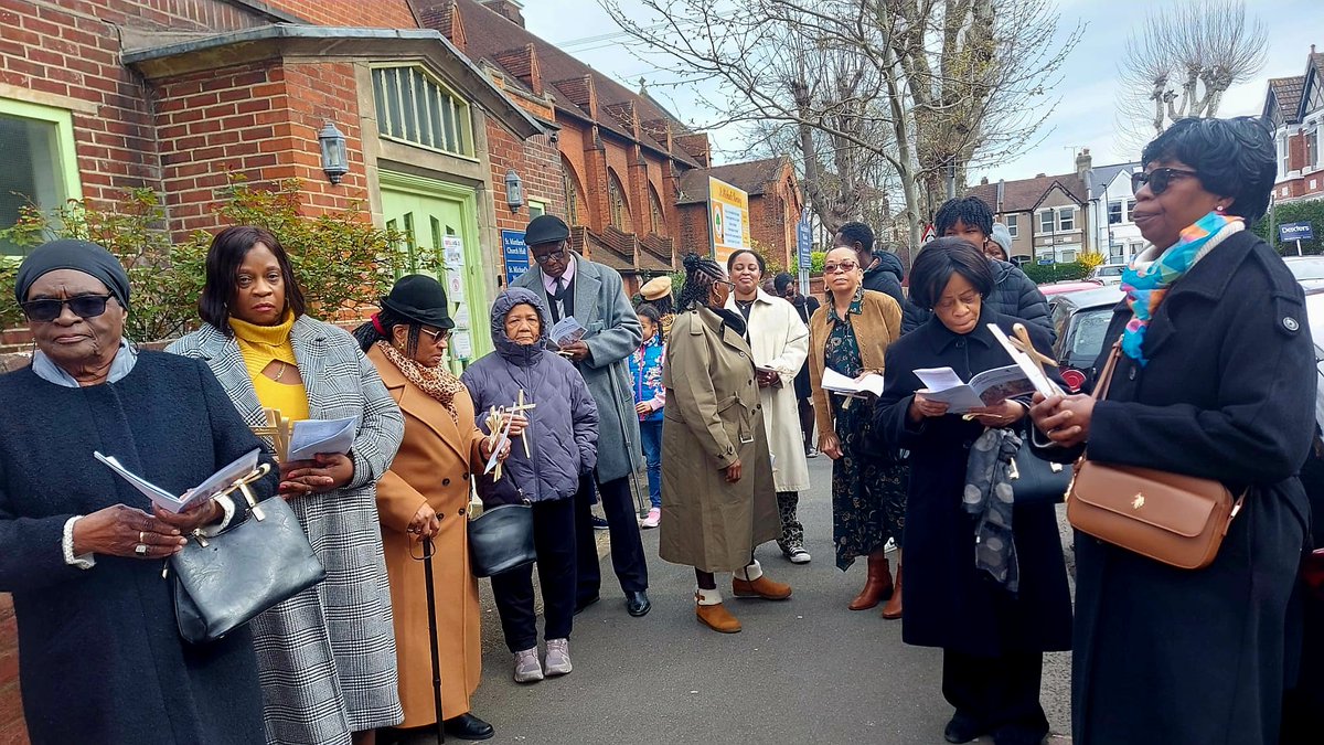 stmatthewnw10's tweet photo. Some more photos from our #PalmSunday Procession today.

To find out details about our other services during this Holy Week, you can find more on our website: https://t.co/QOtzsjukx3 https://t.co/cJM9NnU4ss