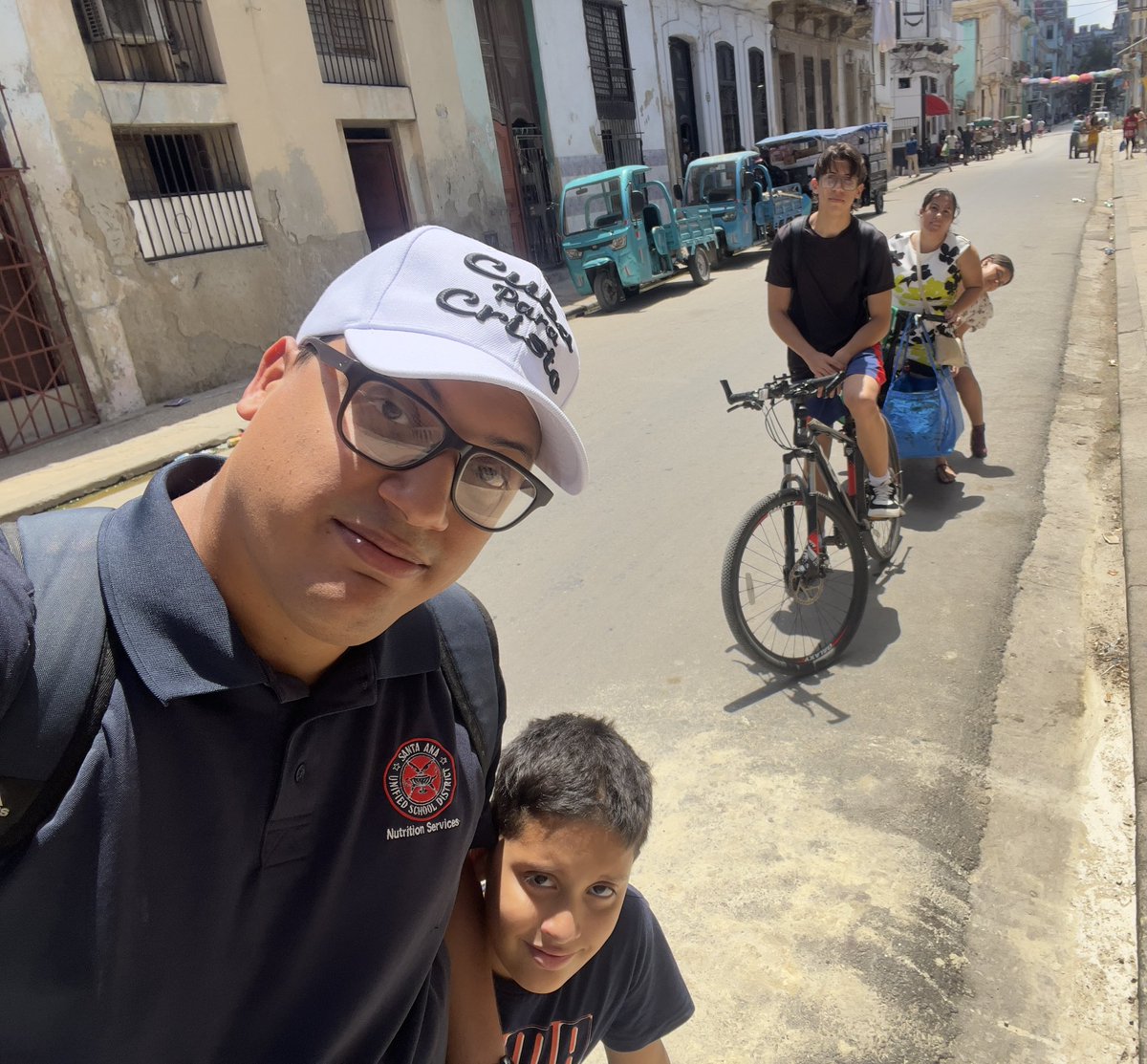 Otro domingo pa’ la iglesia en bici. 
Hoy recordamos la entrada triunfal de Jesús a Jerusalén, montado en un pollino. 
Fotico épica con los pollinos nuestros.😅 #CubaParaCristo
