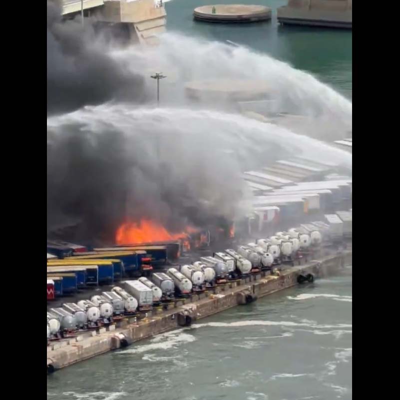 transportonline's tweet image. Twintig trailers in brand in haven van Barcelona [+video's]

Lees meer: transport-online.nl/122293/twintig…

#Barcelona #brand #PortofBarcelona #fire #trailers #transportnieuws