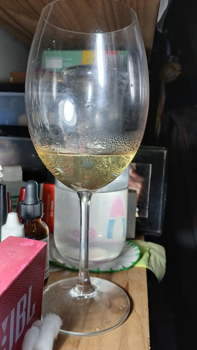 CaTrevenzoli's tweet photo. Remédios, espelho pra me maquiar, água e vinho do almoço de domingo para acompanhar a eliminação do Cowboy da Shopee nojento do @bbb https://t.co/DkQr30DUa2