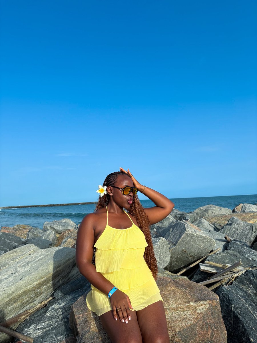 jhessdee's tweet photo. Happiest by the ocean🌊🏖️ https://t.co/z5oWeqm7FV
