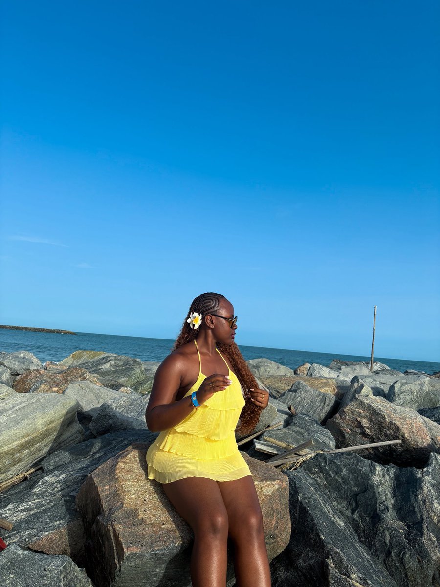 jhessdee's tweet photo. Happiest by the ocean🌊🏖️ https://t.co/z5oWeqm7FV