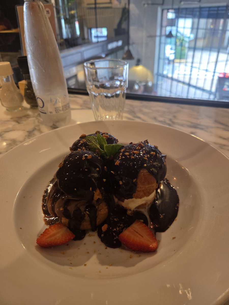 Cuarto día de las fiestas patronales. Hoy de regalo nos dimos un almuerzo con mis dos platos favoritos, tallarines con mariscos y profiteroles con gelato.