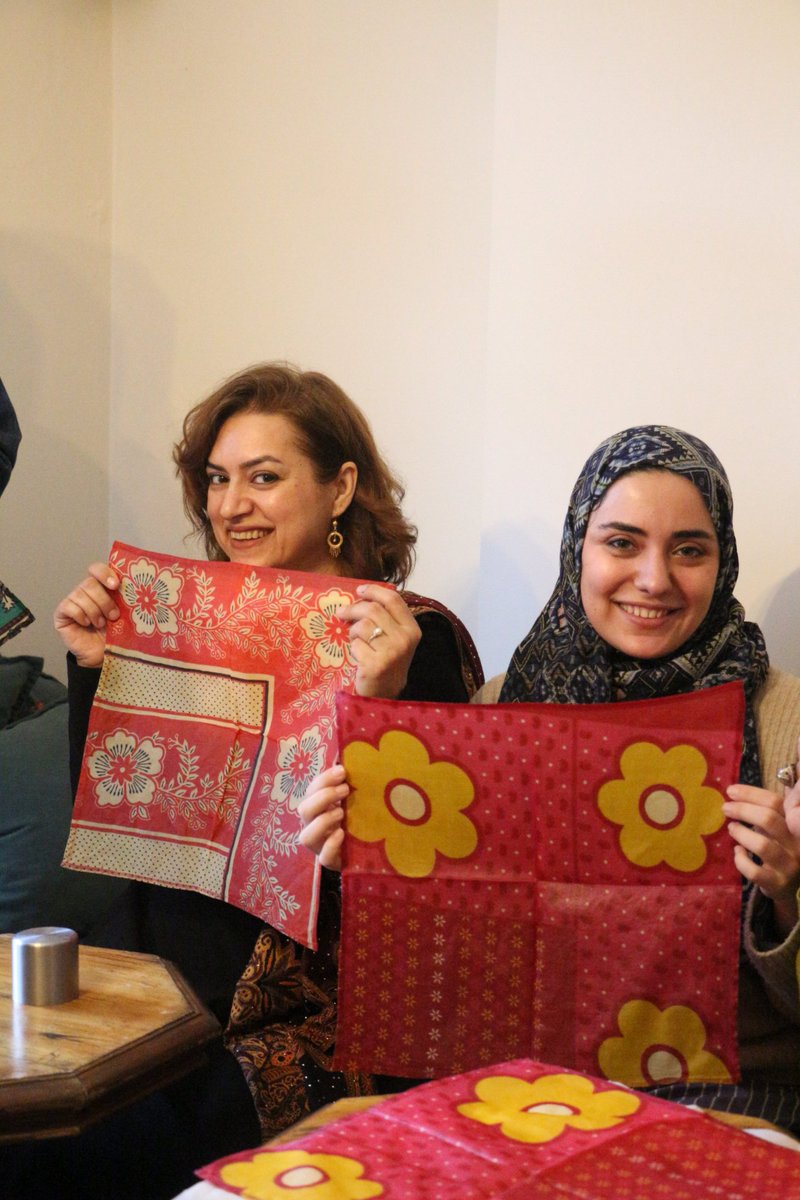 Alselamdernegi's tweet photo. Bu gün Afrika'nın özel kumaşı olan Kanga'lardan balmumu ile sağlıklı ve çevre dostu gıda saklama bezleri workshop'u yaptık. Bir sonraki workshopumuza sizleri de bekleriz. Instagram hesabımızı takip etmeyi unutmayın!🙏🏻
#workshop #assalam #keşfet https://t.co/fgnqd3sVia