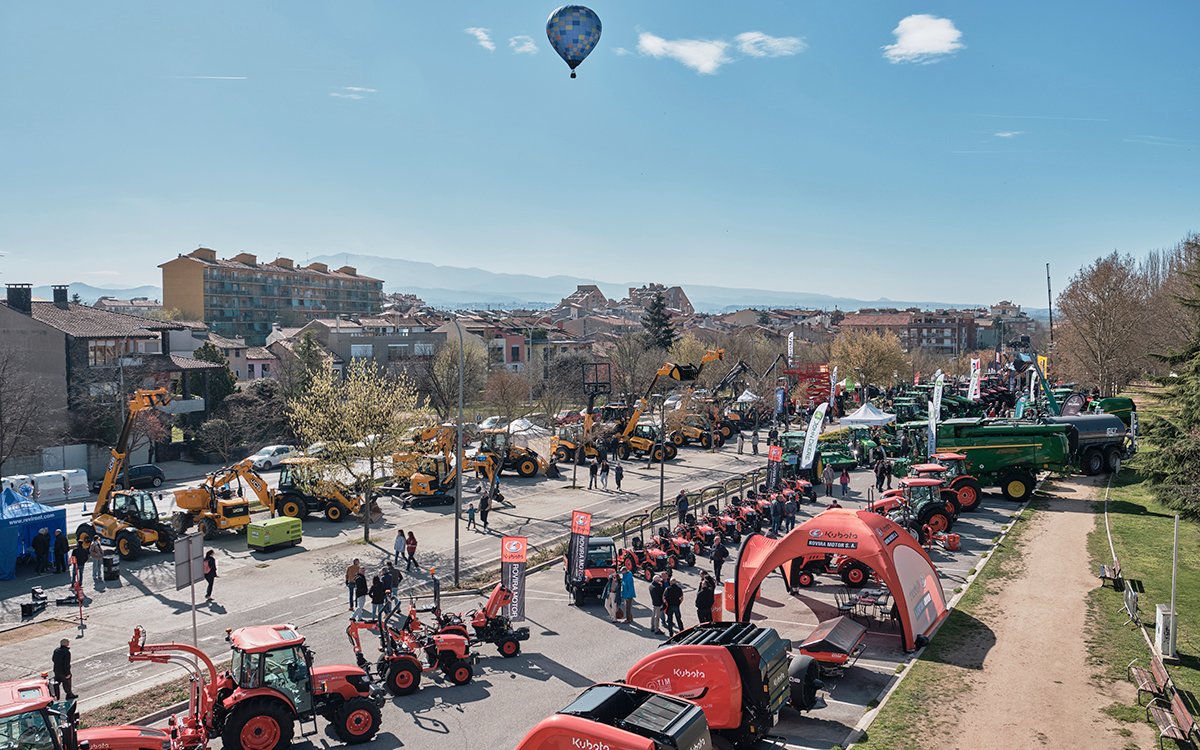 osona's tweet photo. Les millors imatges del @MercatRam de Vic 2026, una edició atípica sense vaques ni porcs, però amb èxit de visitants #Osona 

📸 Oriol Clavera 
➡️ https://t.co/whvsPVZIls https://t.co/MQBpmOtXVJ