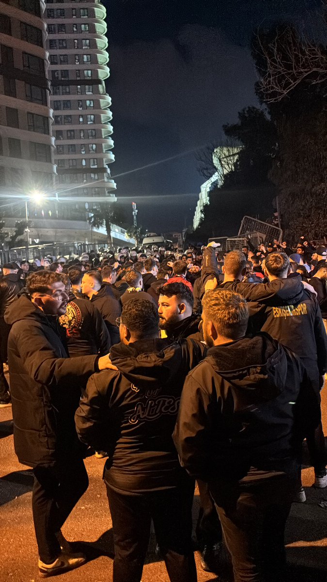 KIPCAK26's tweet photo. Bizler, tribün çocukları olarak her zaman Milletimizin yanında durduk. Hiçbir zaman milliyetçilik duygumuzdan ödün vermedik. Ama yapılanlar, İzmir Emniyeti’ne yakışmadı.
Tererüst Değil Taraftarız.
YAZIKLAR OLSUN 
 ‼️‼️‼️‼️ https://t.co/35zd0XxAI8