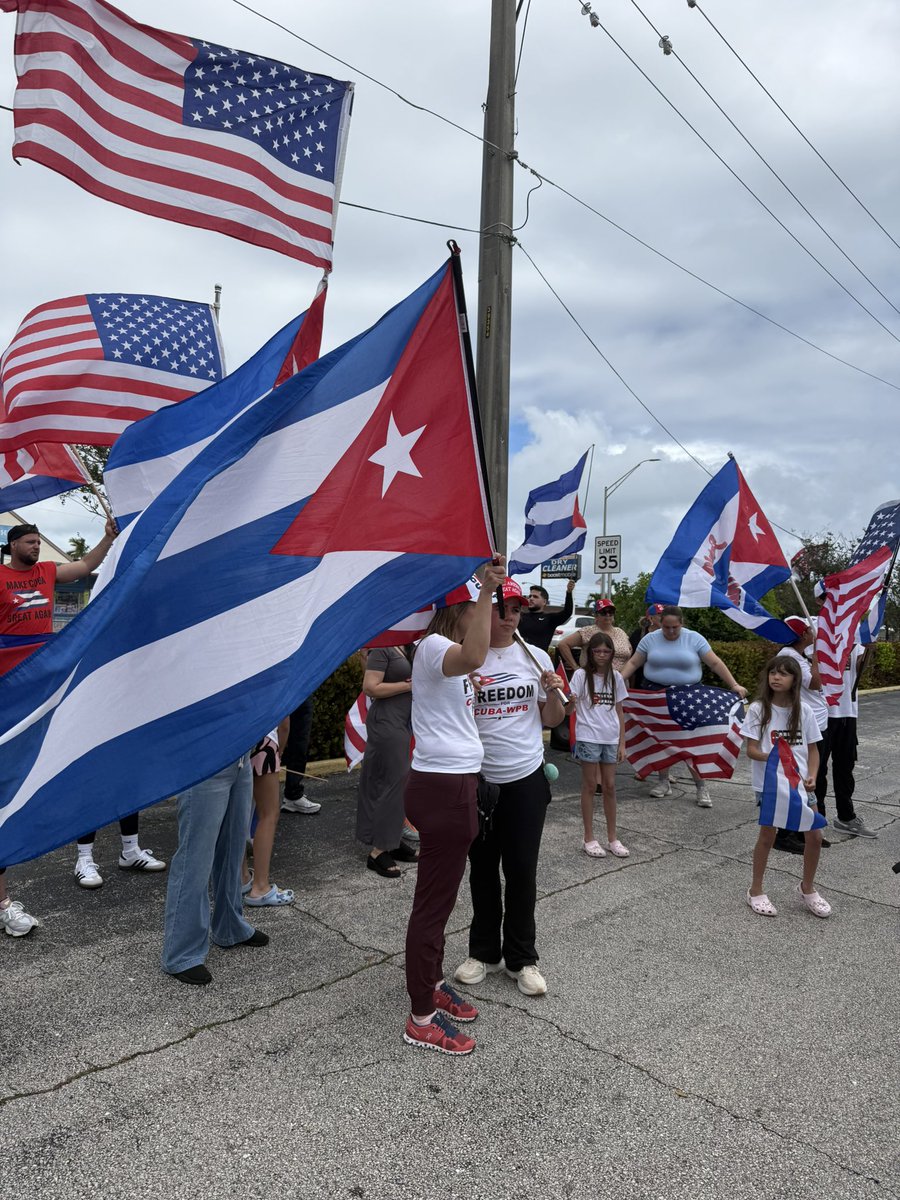 AlisAnticomu's tweet photo. 🇨🇺🇨🇺🇨🇺🇺🇸🇺🇸Aquí estamos la gente de West Palm Beach 🏖️ https://t.co/qKwfJ6Myb1