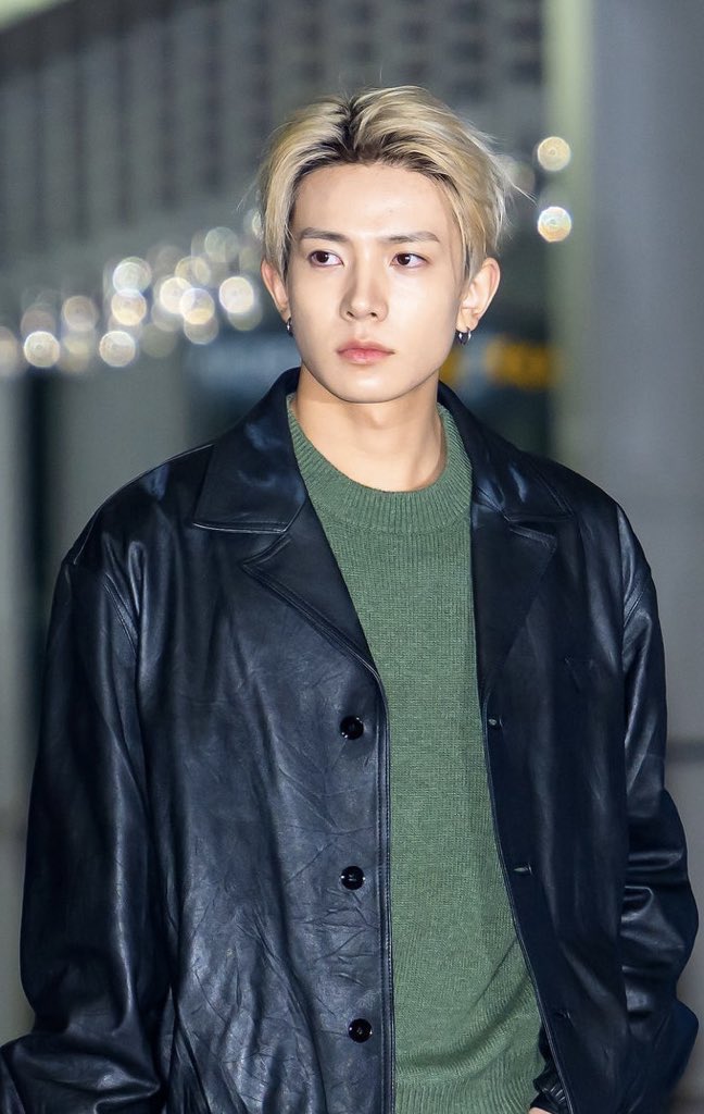 bambievxn's tweet photo. [a LONG thread of heeseung’s personal style]
.
.
.
.
For starters, let’s go over some of his best airport fits

The olive green sweater suits his natural complexion so well and the leather jacket is simply a lee heeseung staple!— https://t.co/V7Wb0pyQtm