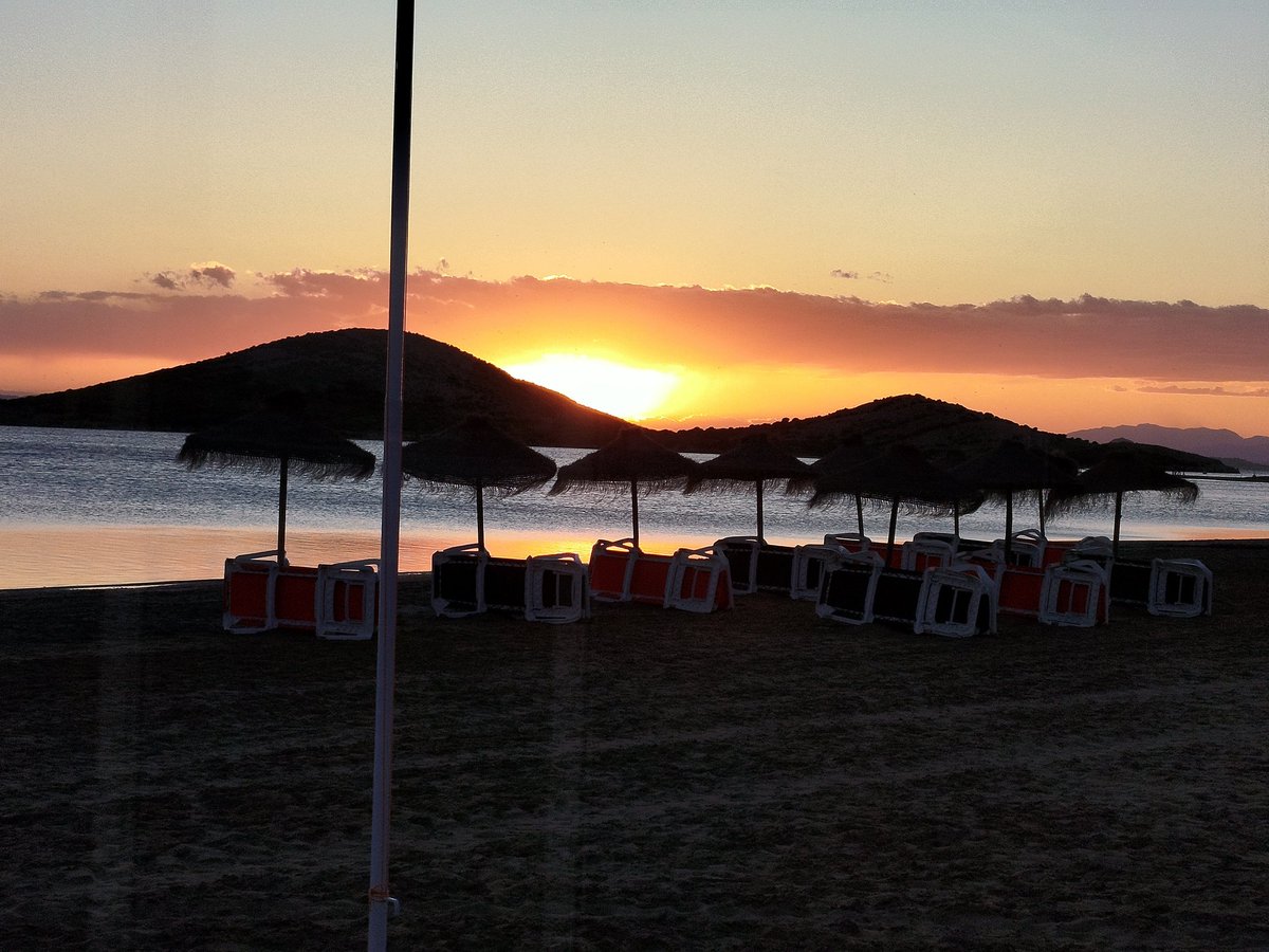 mangueroo's tweet photo. Bonita puesta hoy también en la Bahía del windsurf https://t.co/oWjbdhIJC7