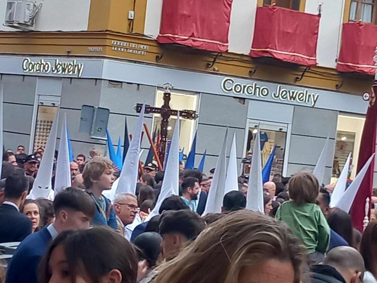 La cruz de guía de la hermandad de la honesta esperando en la alfalfa a que pase la virgen de la hermandad de la cena.otro tapón a esta hora <a href="/101TVSevilla/">101TV Sevilla</a> <a href="/elllamadorcsr/">elllamadorcsr</a> <a href="/LaPasion7TV/">La Pasión</a>