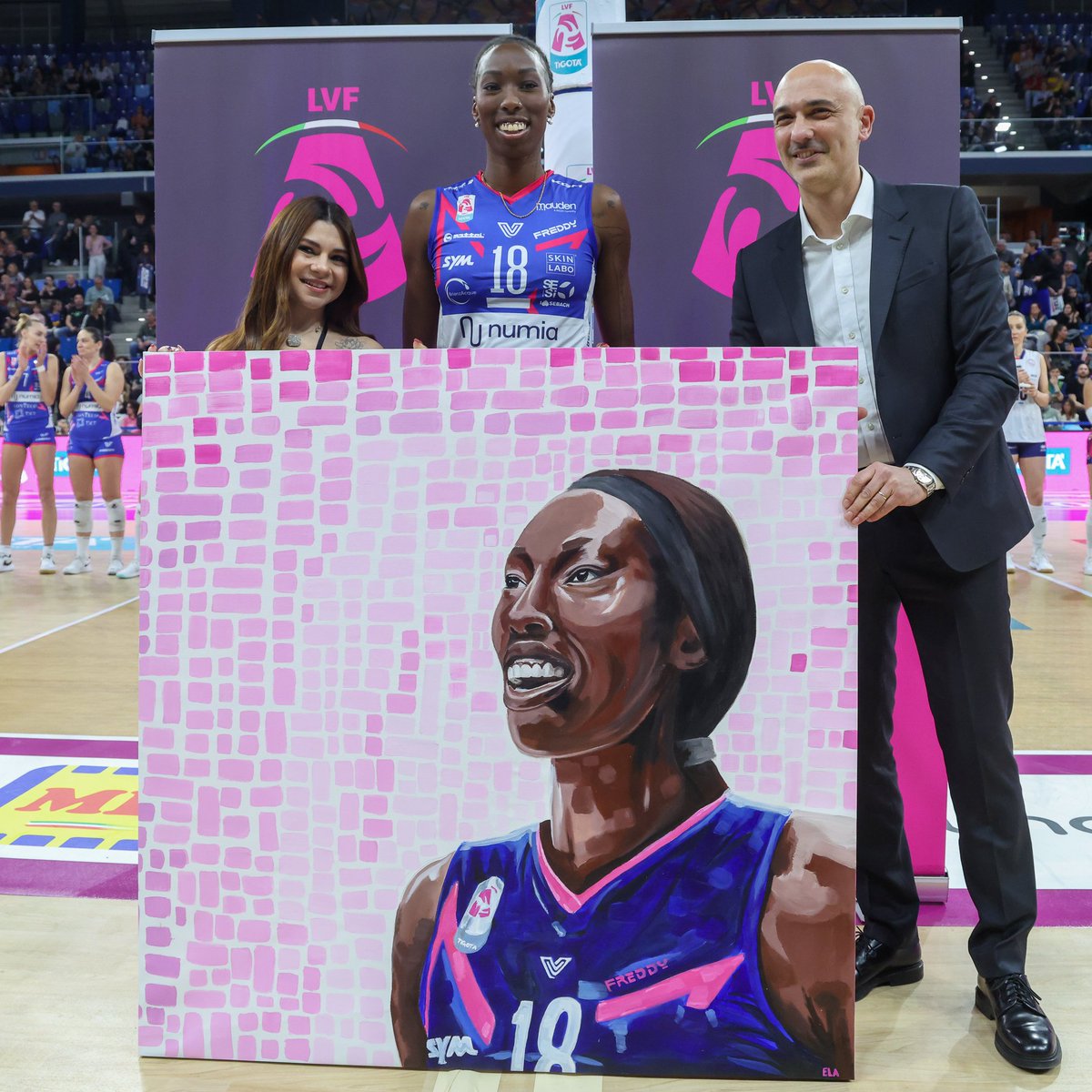 📸 İtalya Ligi'nde normal sezonu en skorer olarak tamamlayan Paola Egonu'ya ödül olarak tablo hediye edildi