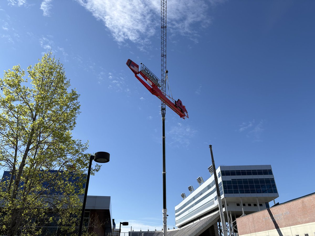 Jordan_Feeney13's tweet photo. And just like that, the crane is gone.. https://t.co/DfXfQ6B8ON