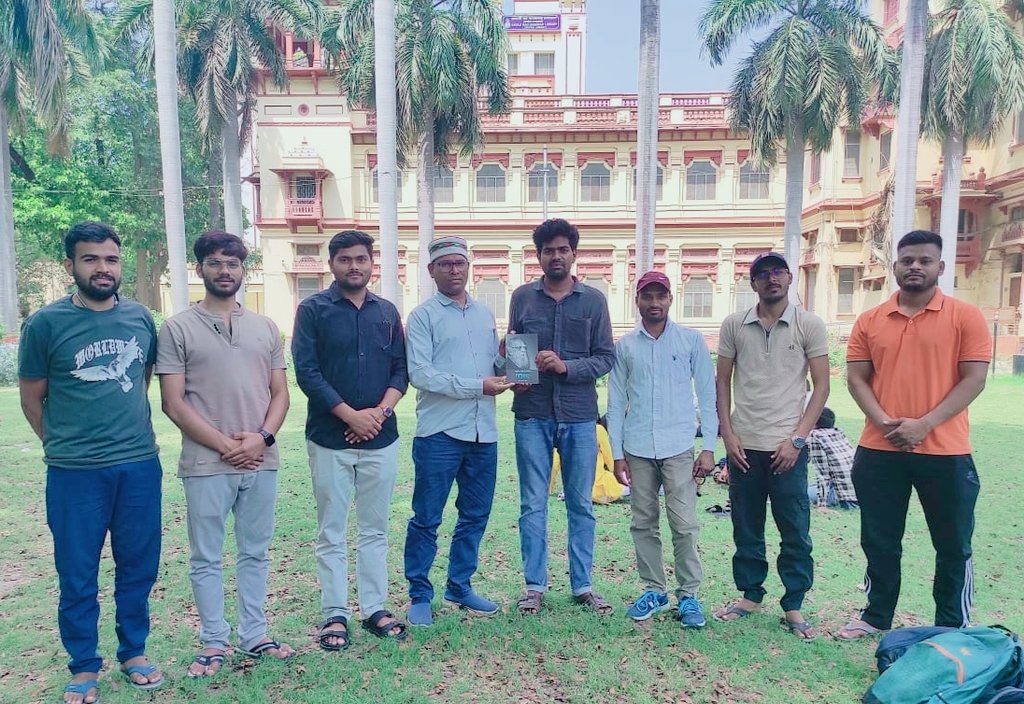 dp_BHU's tweet photo. आज का प्रेरणादायक क्षण – BHU
आज हमारे बीच आदरणीय समाजसेवी एवं प्रेरणादायक शिक्षक प्रदीप पाल भैया जी की गरिमामयी उपस्थिति रही।इस अवसर पर भैया जी ने अपने उद्बोधन में लक्ष्य निर्धारण,सकारात्मक सोच और समाज के प्रति जिम्मेदारी निभाने के लिए प्रेरित किया।🙏❤️ https://t.co/ayJCRAgQR5