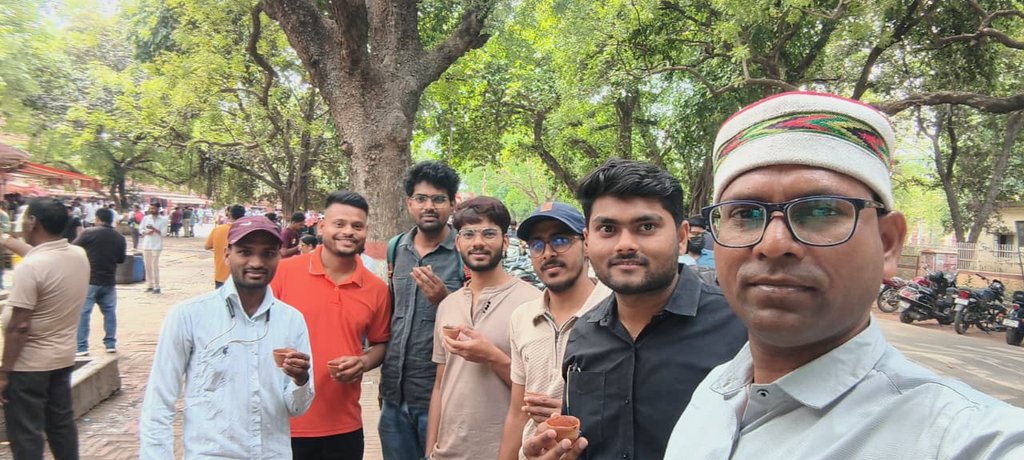 dp_BHU's tweet photo. आज का प्रेरणादायक क्षण – BHU
आज हमारे बीच आदरणीय समाजसेवी एवं प्रेरणादायक शिक्षक प्रदीप पाल भैया जी की गरिमामयी उपस्थिति रही।इस अवसर पर भैया जी ने अपने उद्बोधन में लक्ष्य निर्धारण,सकारात्मक सोच और समाज के प्रति जिम्मेदारी निभाने के लिए प्रेरित किया।🙏❤️ https://t.co/ayJCRAgQR5