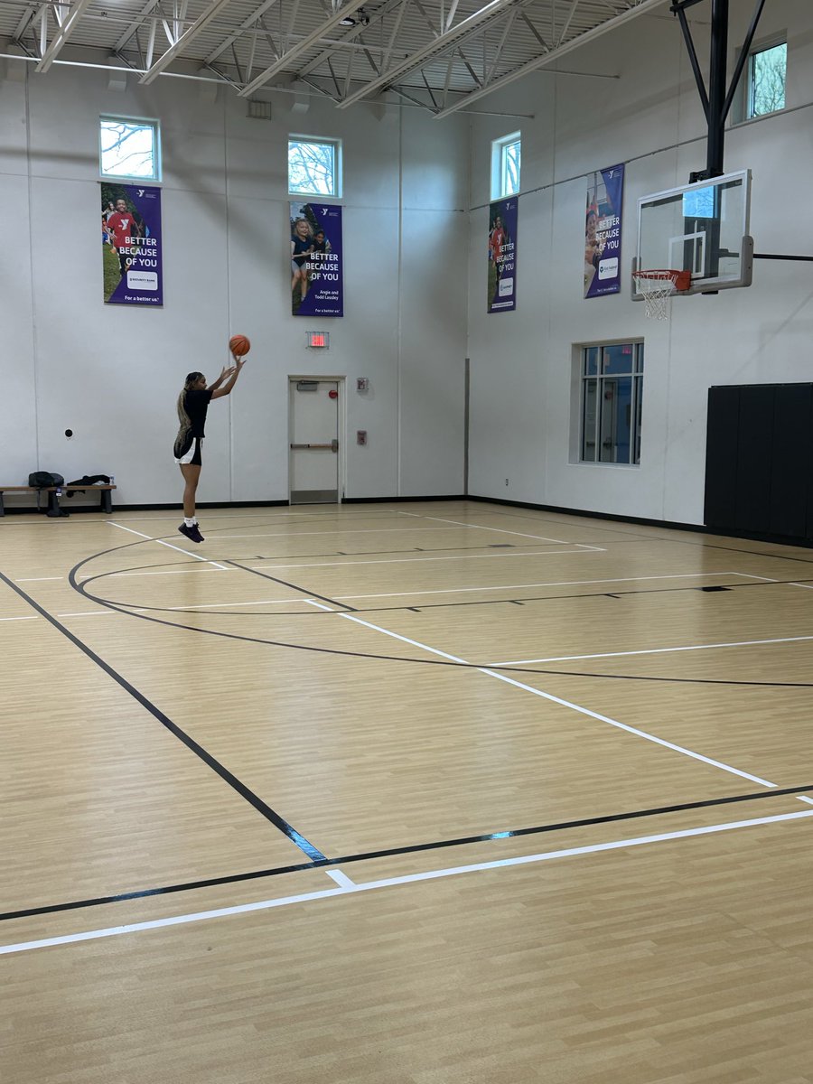 reniah_hoops28's tweet photo. Got up a lot of shots midrange and threes (and ball handling) till my arms were dead lol
Also got in conditioning in between workouts and after 
#grind https://t.co/hCKBw3YLt7