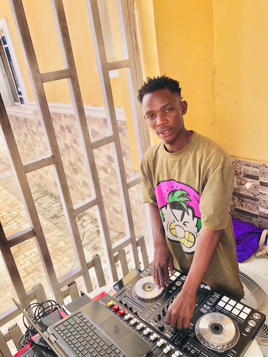 DjGeemax's tweet photo. Outside for the hustle 💪💯, Happy Sunday  Guys 😎, normally Sun-Dey 🌞
@highlight https://t.co/0aj4ikZLXi