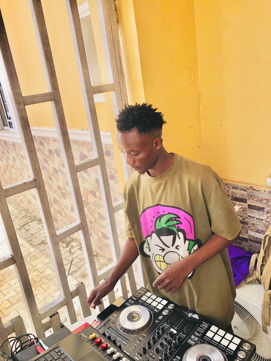 DjGeemax's tweet photo. Outside for the hustle 💪💯, Happy Sunday  Guys 😎, normally Sun-Dey 🌞
@highlight https://t.co/0aj4ikZLXi