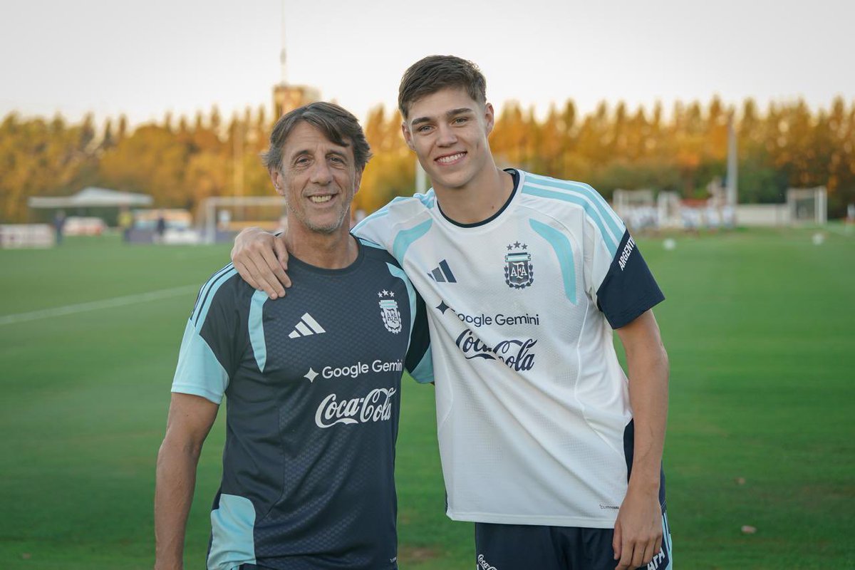 🇦🇹🇦🇷 Otro capítulo de #EDLP y la Selección. En Ezeiza, un abrazo bien PINCHARRATA para alimentar el sueño mundialista del pibe Tomás Palacios 🦁

ESTUDIANTES DE LA PATRIA, SIEMPRE ♥️🤍
