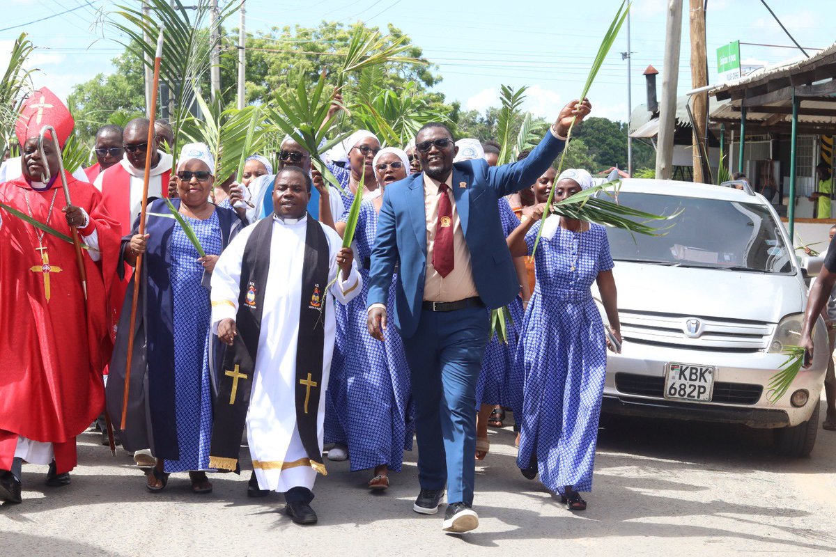 BandaRoberts's tweet image. Palm Sunday is more than a celebration it’s a call to empathy. Beyond the palms and praise lies a deeper truth: to see, feel, and walk with others in love.
Let’s bridge hearts. 💚 #PalmSunday #Empathy #FaithInAction