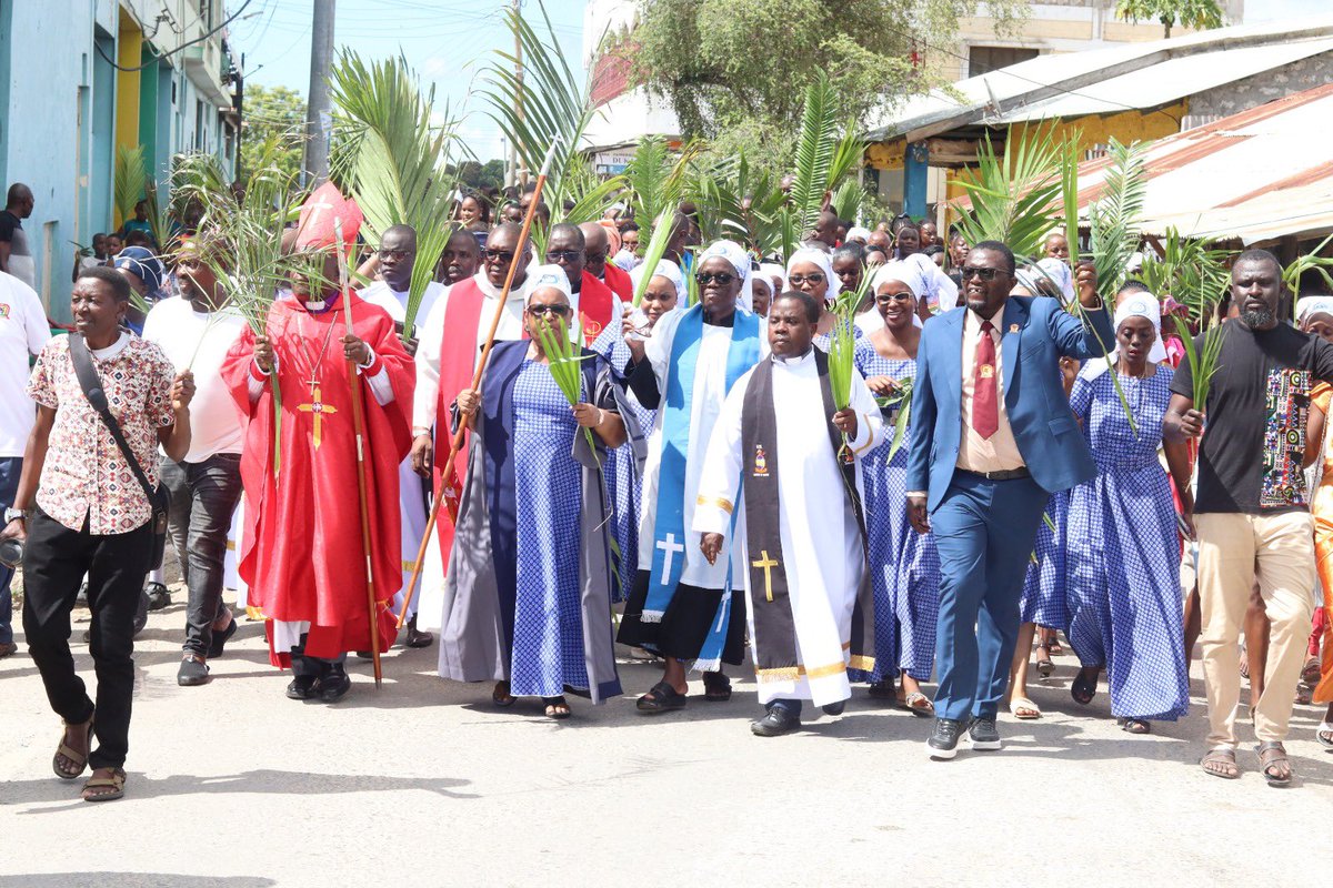 BandaRoberts's tweet image. Palm Sunday is more than a celebration it’s a call to empathy. Beyond the palms and praise lies a deeper truth: to see, feel, and walk with others in love.
Let’s bridge hearts. 💚 #PalmSunday #Empathy #FaithInAction