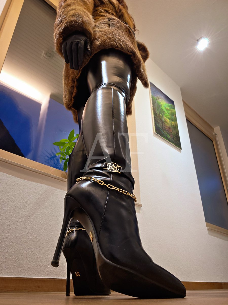 AlidaFindom's tweet photo. Sei ein braver Simp und zeig mir wie erbärmlich du sein kannst. 🙇🏻‍♂️

#Stiefel #boots #findom #femdom https://t.co/RUXNJOKdFB