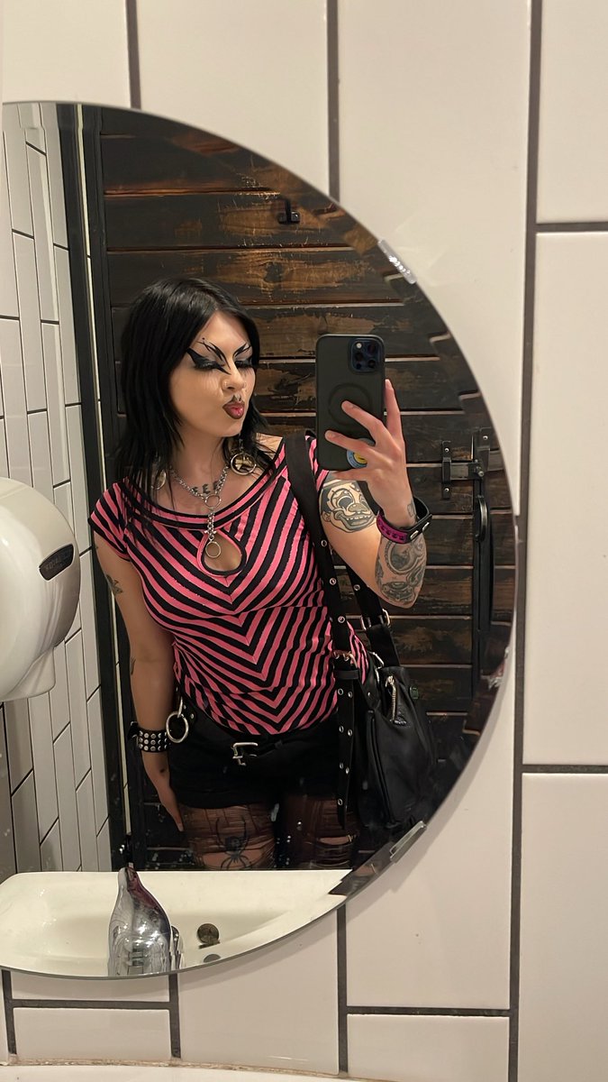 C L O W N tweet media