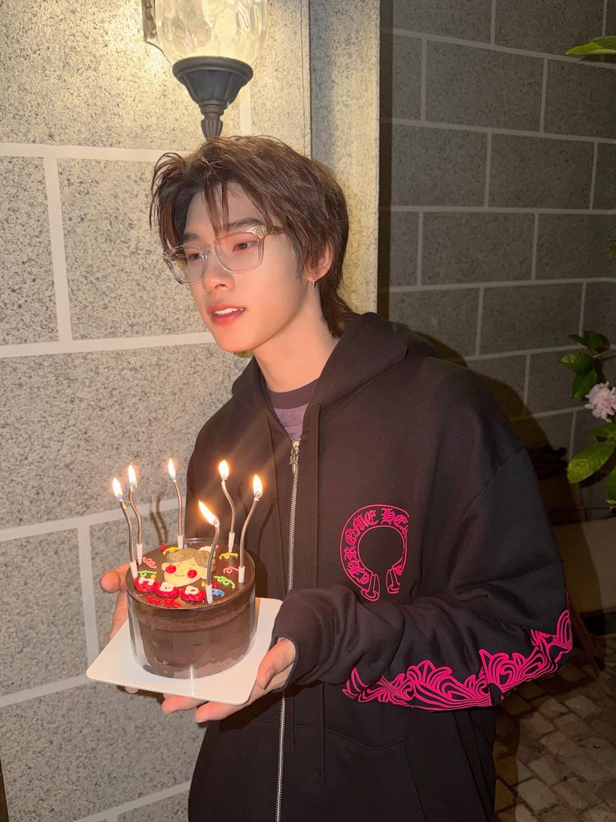 🪐 #DWY era tweet media