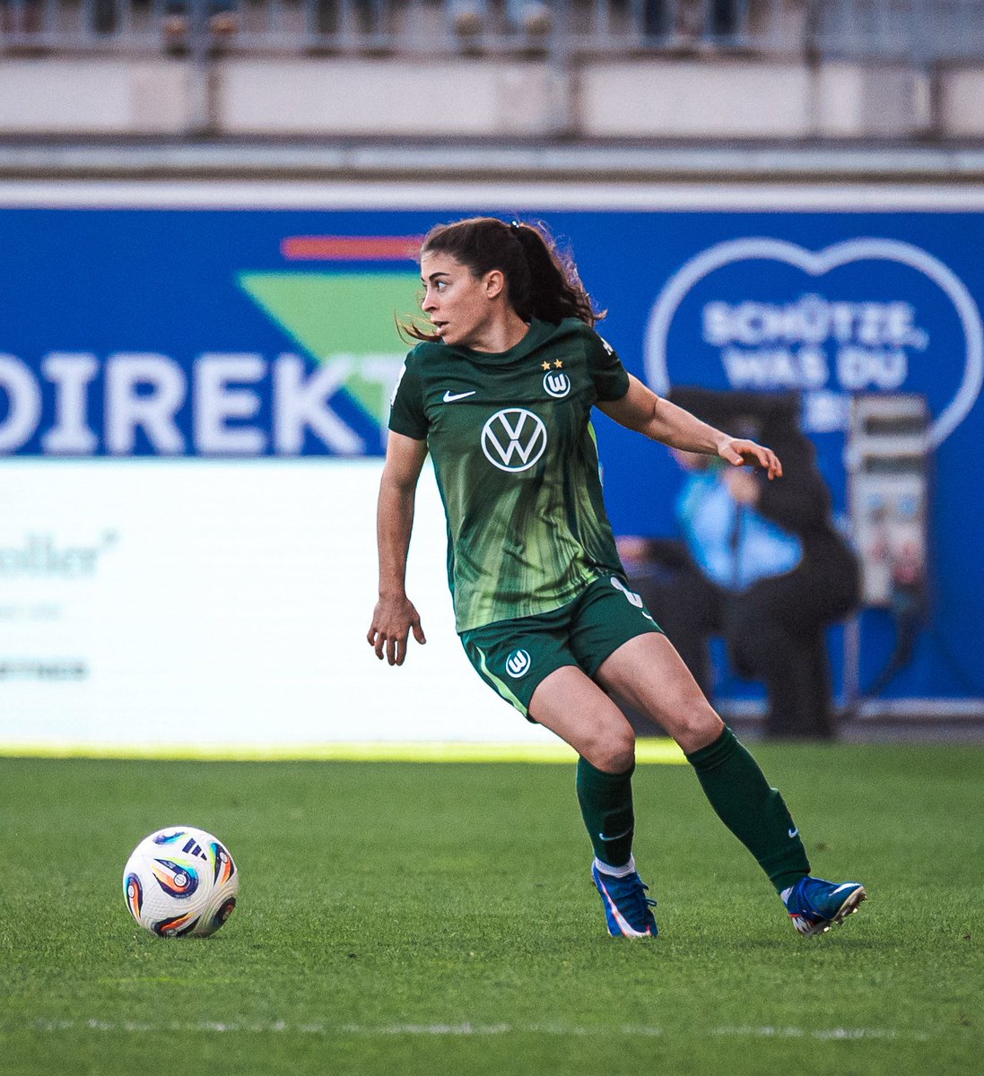 VfLWolfsburg_PT's tweet photo. Drama no fim! As Lobas buscaram um empate em 3 a 3 diante do 1. FC Union Berlin Frauen após estarem perdendo por 3 a 1, com dois gols nos minutos finais.
A nossa equipe ainda teve a goleira Stinna #Johannes expulsa, e Janina #Minge precisou ir para o gol após a expulsão. Mesmo assim, Judith #Pujols marcou o gol de empate nos acréscimos, em partida válida pela 22ª rodada da Google Pixel Frauen-Bundesliga.
⚽️ Janina Minge (45'+1)
⚽️ Camilla #Küver (84')
⚽️ Judith Pujols (90'+5)
🟢⚪️ #VfLWolfsburg #WOBFCU