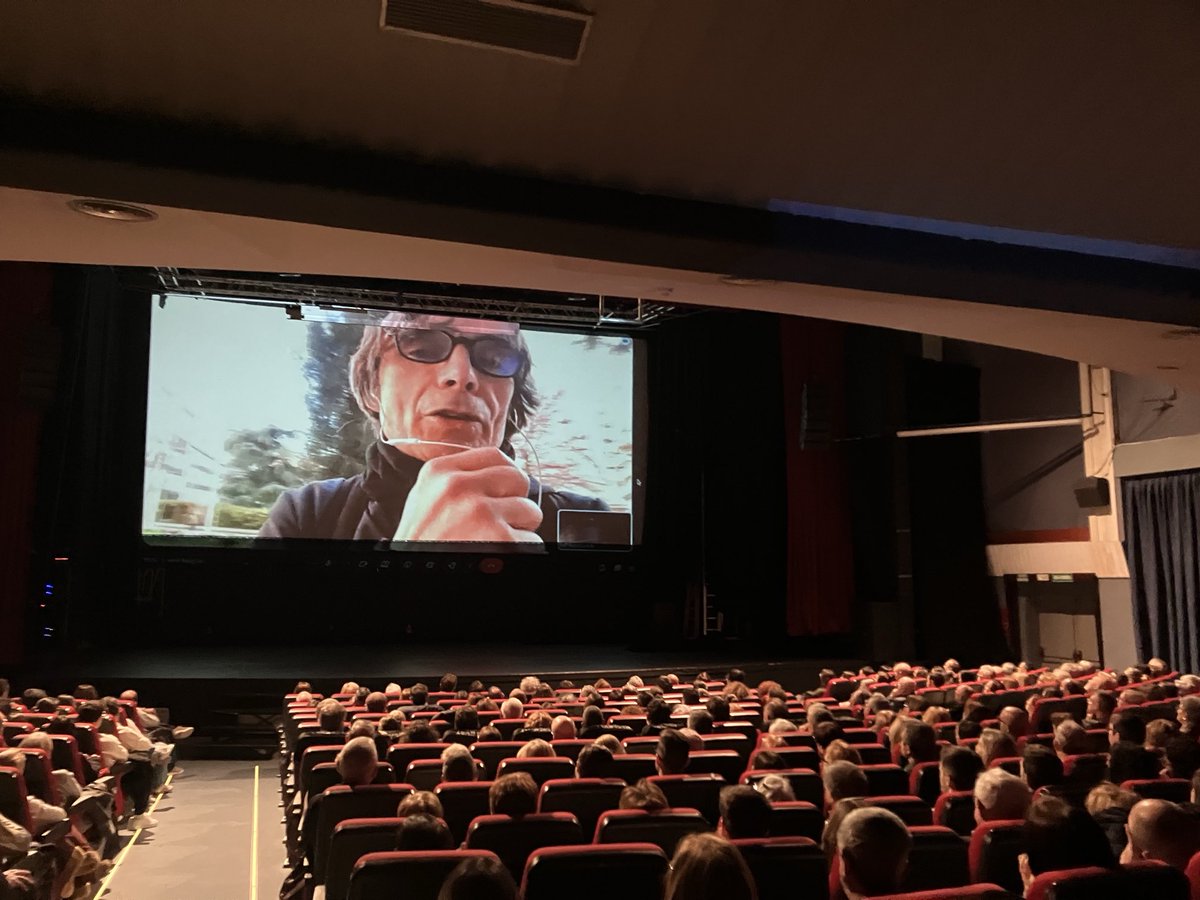 RafaXambo's tweet photo. La Invasió dels Bàrbars  a la sala Bernat i Baldoví de Sueca. Sala de gom a gom. El director Vicent Monsonís ha fet una salutació per streaming des de Madrid On s’ha estrenat aquest cap de setmana en tres sales també plenes. ⁦@Stanbrook_⁩ https://t.co/S2CwsQxFkY