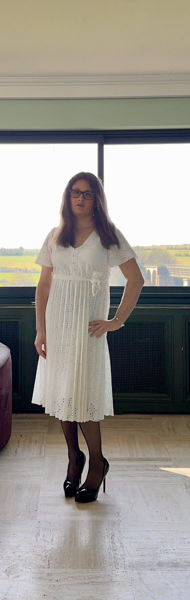 Sissy Aurélie a demandée une tenue soft pour dimanche jours de repos. 
Qu’à cela ne tienne, robe en dentelle et stiletto de 15 cm, makeup nude.
A partir de demain, Sissy Aurélie aura un maquillage très chargé et tenue très humiliante pour compenser. 
Merci Maîtresse 💄💄💅🏼💅🏼💋🔐