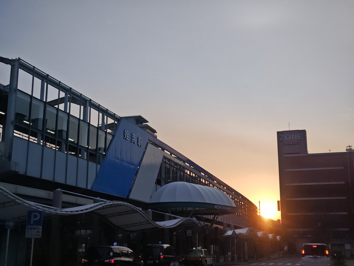ryou11153's tweet image. 6:30　福岡市内の空

　　おはようございます😊

　やっと　日の出🌅　お陽さま

　出逢える季節になりました✨️

　空を撮って　ポスト続けて

　季節を感じる　素敵ですね！

　今週もよろしくお願いします🙇

　良い1日

　 いい月曜日になりますように〜🌸*･ﾟ

#イマソラ
#日の出