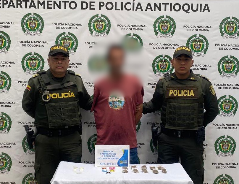 Policiantioquia's tweet image. #SantaBárbara | En desarrollo de actividades de registro y control, capturamos a un hombre en flagrancia por el delito de tráfico, fabricación o porte de estupefacientes. En el procedimiento incautamos 10 bolsas con marihuana, 5 dosis con cocaína y 5 bolsas con base de coca. Fue
