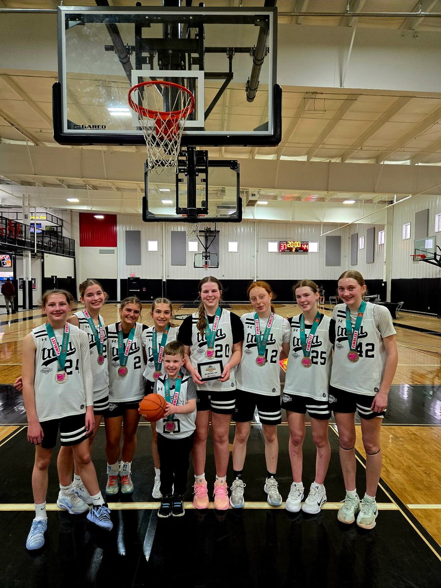 CamsDad9's tweet photo. @tNBA_CLE 7th grade girls (and Caleb lol) with very hard fought runner up finish down in Columbus! Really proud of them for scrapping til the very last second! #thisisTNBA https://t.co/FxLhvnwyH4