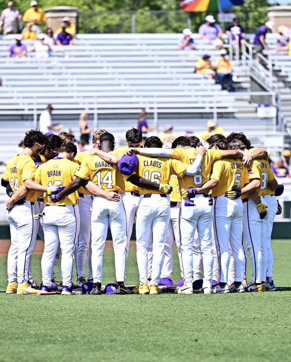 NCAABaseball's tweet photo. FIGHTING TIGERS DELIVER THE UPSET 😤

@LSUbaseball defeats No. 19 Kentucky, 17-10 in Game 3 to take the series win! 

#NCAABaseball https://t.co/JVJWiPozzZ