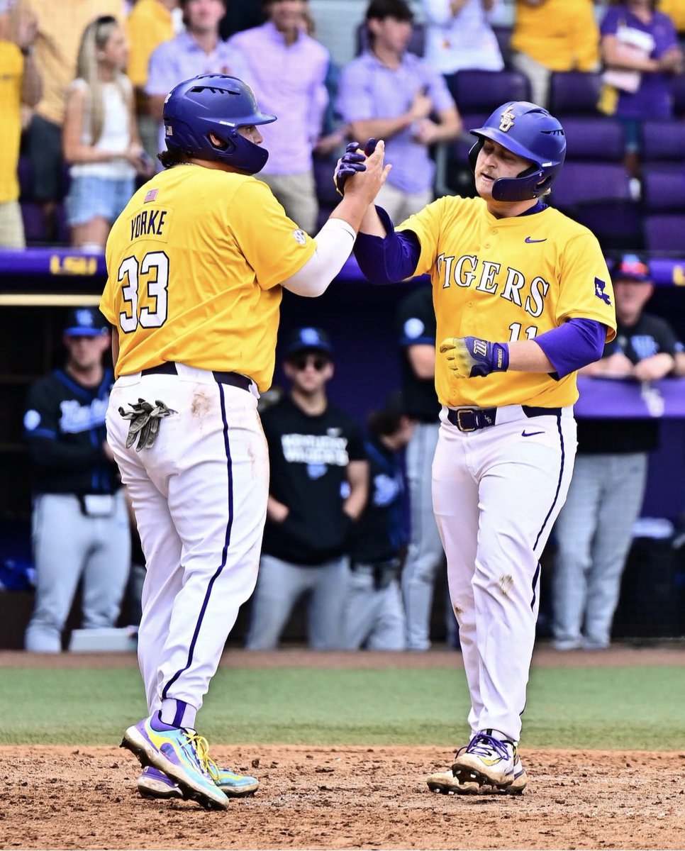 NCAABaseball's tweet photo. FIGHTING TIGERS DELIVER THE UPSET 😤

@LSUbaseball defeats No. 19 Kentucky, 17-10 in Game 3 to take the series win! 

#NCAABaseball https://t.co/JVJWiPozzZ
