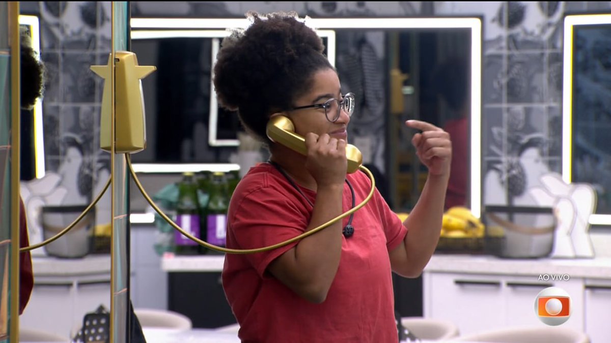 PlantaoCentral's tweet photo. 🚨 Milena atendeu ao Big Fone. 

Voz: "Você terá uma missão muito importante no jogo. Aguarde a hora certa para agir. Pegue a pulseira na despensa e coloque no seu braço."

Caso ela vença a Prova do Líder, poderá indicar duas pessoa ao Paredão. #BBB26 https://t.co/19s2qjfImt