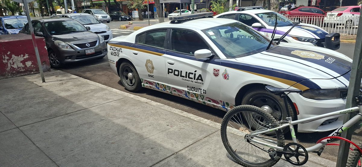 SHIKARKAS's tweet photo. Cuando se necesita el apoyo de sus patrullas o avisar de algo solo están para cuidar a los q les pagan y mas de 1 hora y no están en su unidad #SSP #alcaldiaiztacalco @IztacalcoAl @SSPCMexico  @LourdesPaz24 https://t.co/INFBZwhH9n