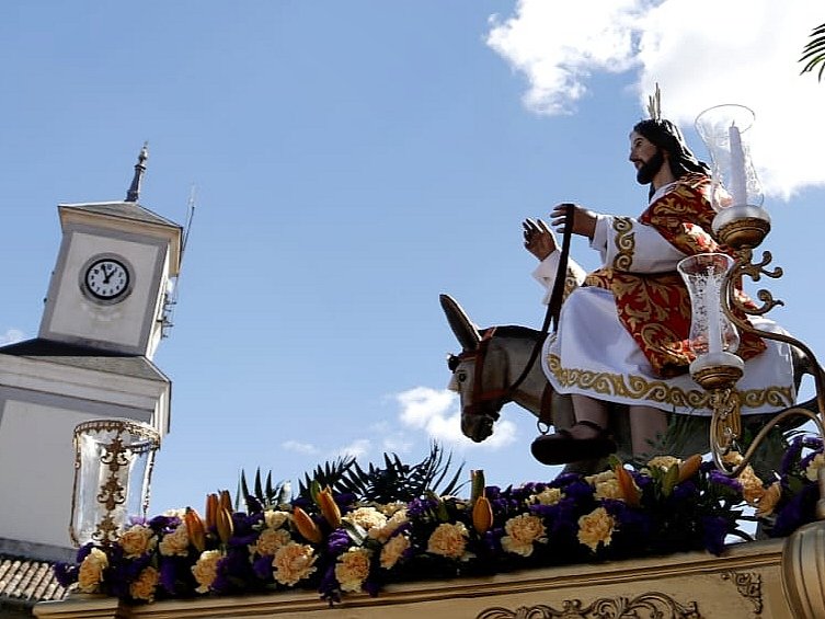 Ayto_Valdemoro's tweet photo. 🌿¡Comienza la Semana Santa!
Hoy, Domingo de Ramos, las cuatro parroquias han celebrado las  procesiones que inician esta semana de tradición y fe

🙏Recordamos también el Vía Crucis del Cristo de la Agonía del viernes, que reunió numerosos vecinos en un ambiente de recogimiento https://t.co/lACdJKCXkR