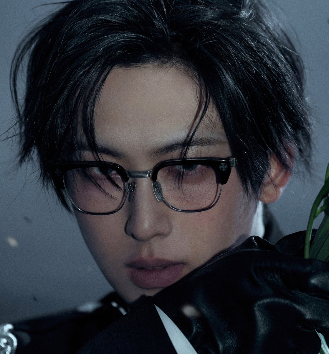 lunarwonz's tweet photo. how the fuck can you sit there and say he doesn’t look good with glasses 

ARE WE NOT SEEING THE SAME PERSON??? https://t.co/Yc42st3K5E